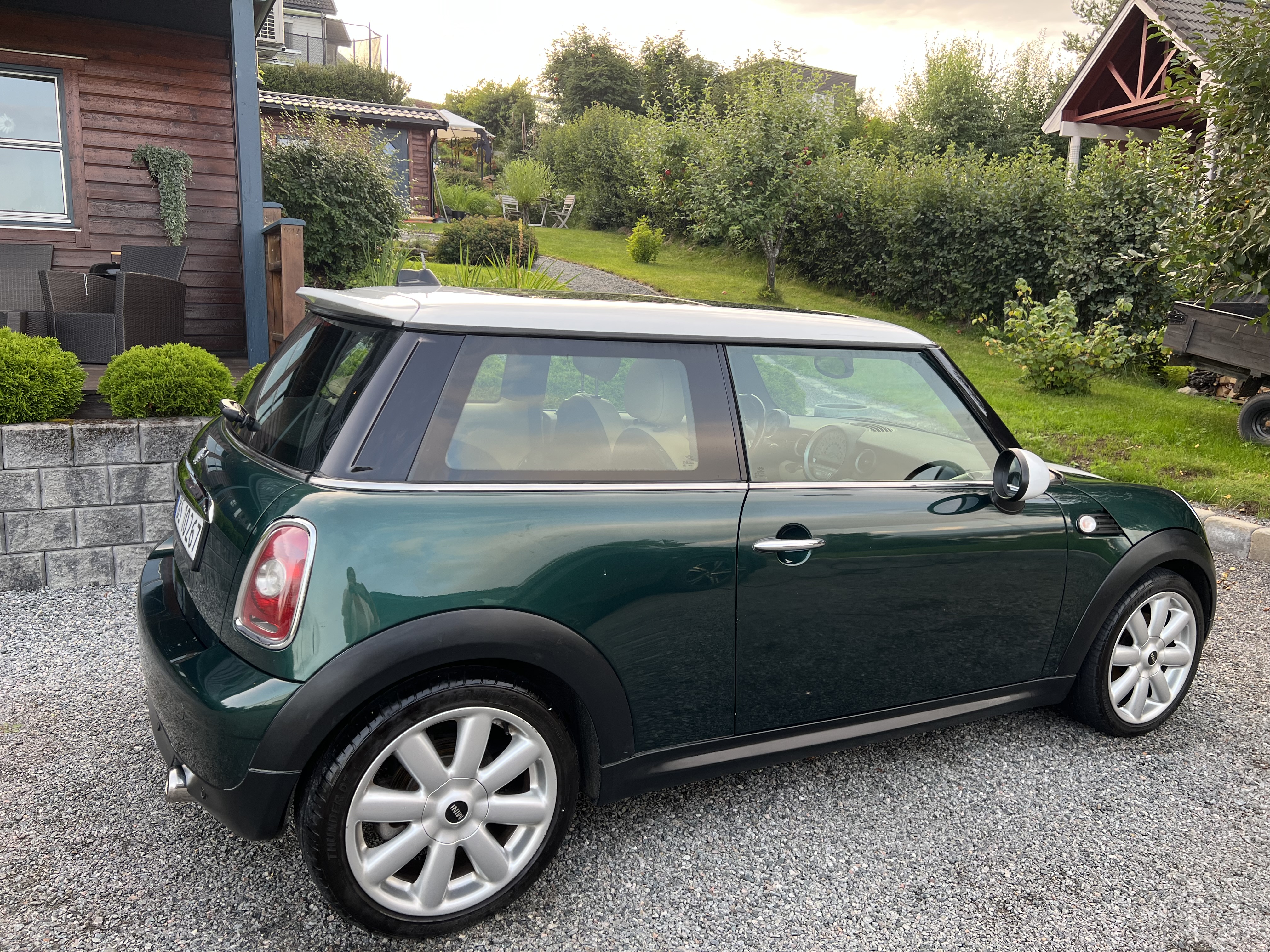 Bil: Mini cooper 2007-modell (med løse vinterhjul og løs takgrind) – bilde 2