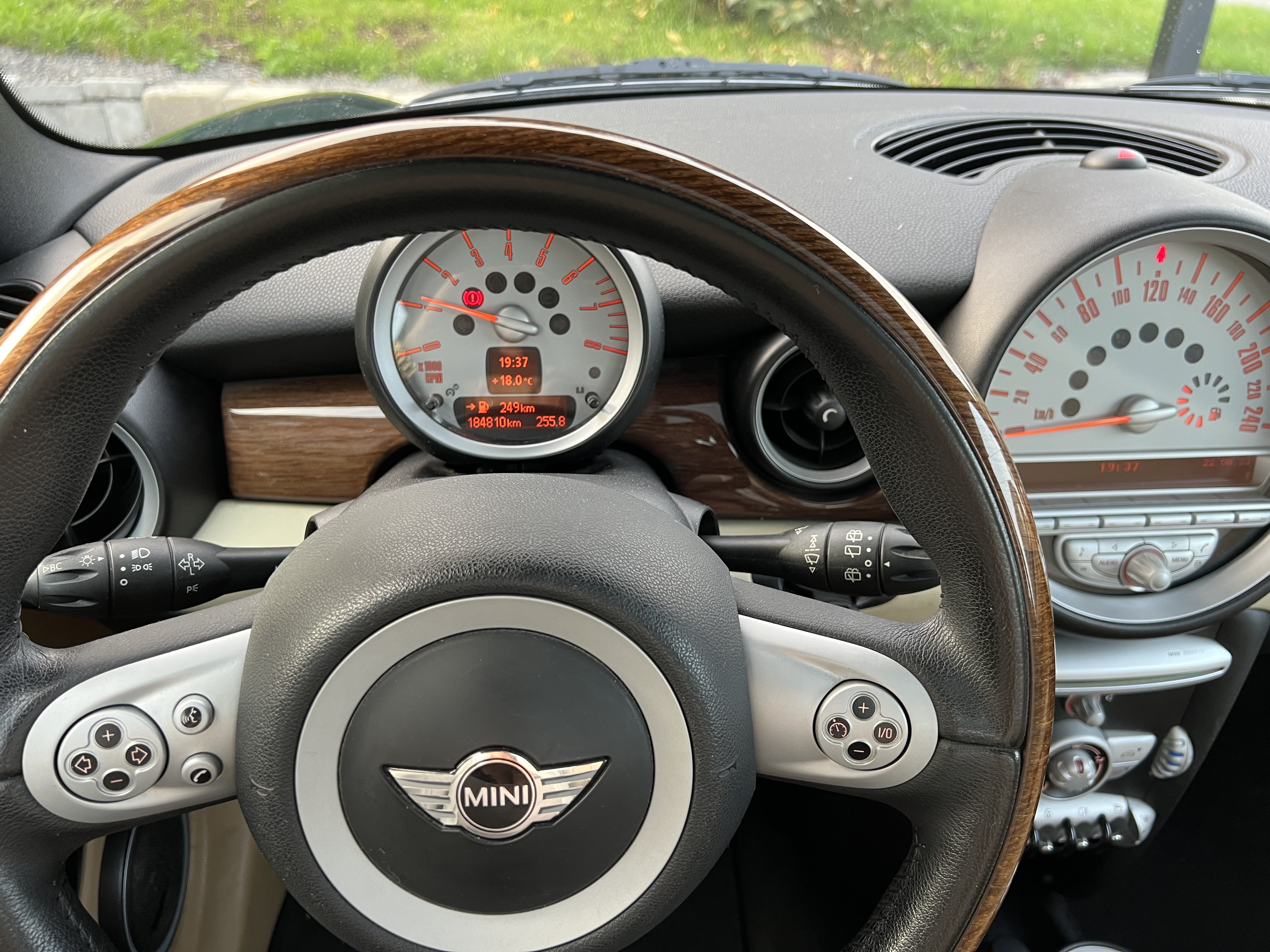 Bil: Mini cooper 2007-modell (med løse vinterhjul og løs takgrind) – bilde 5